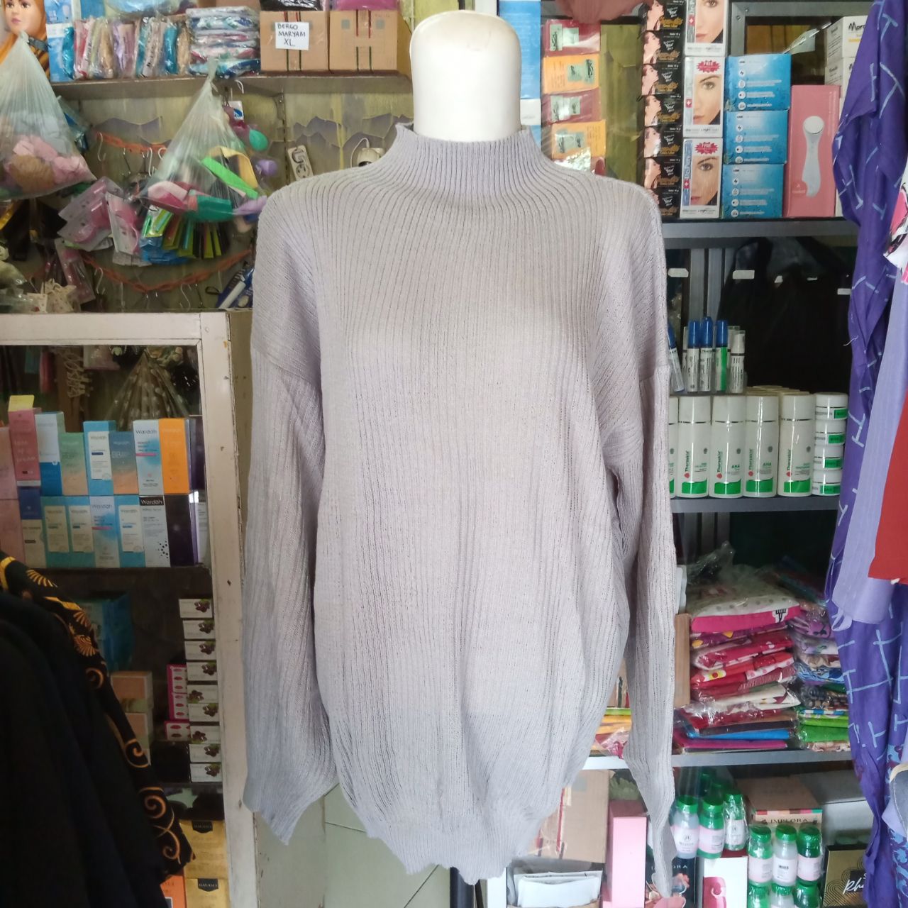 ini adalah Bayoneta Sweater Abu Muda, color: Grey, gender: female